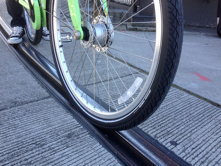 Anti-wheel jamming system for bicycles