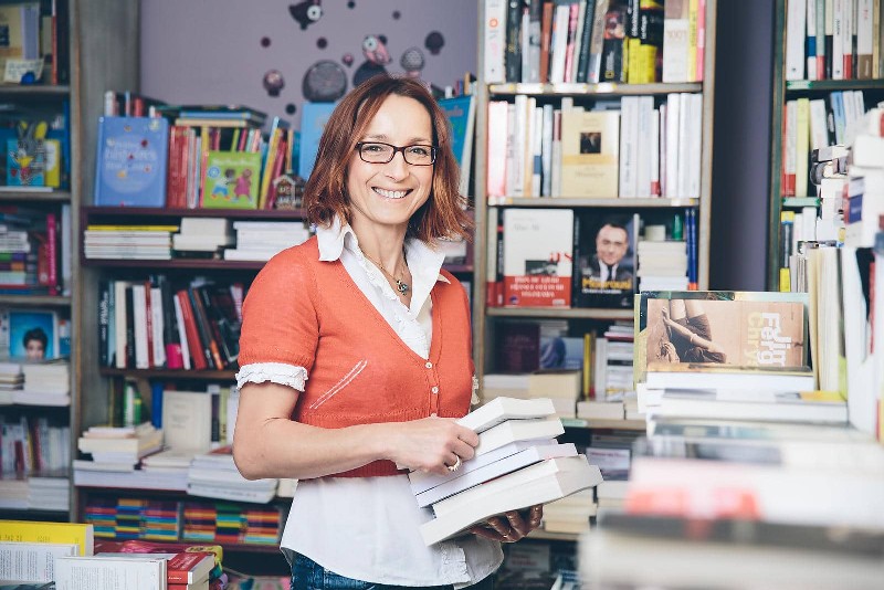 Live-In Job Opportunity at a Bookstore