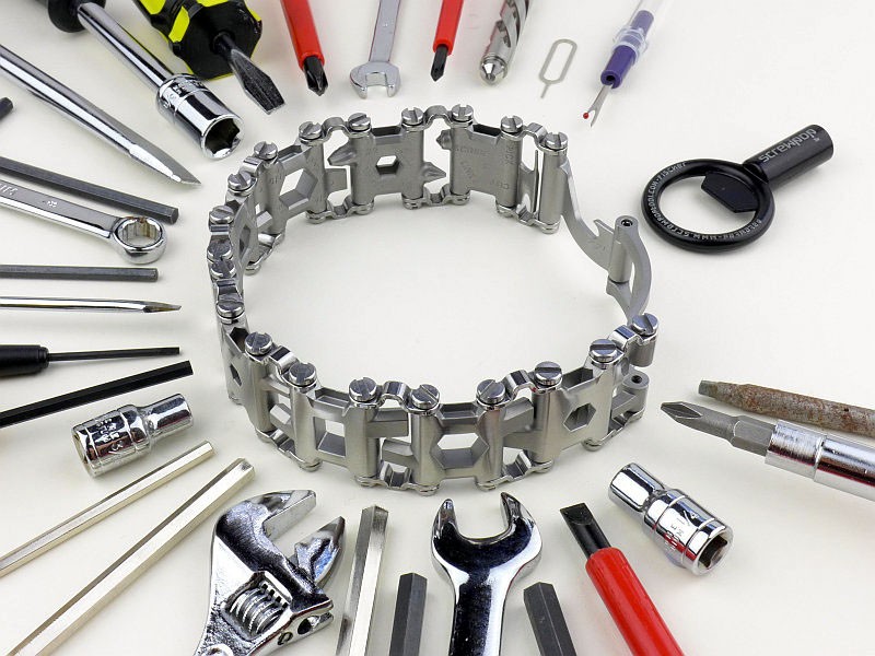 Mechanics Making a Comeback: The Multifunctional Bracelet