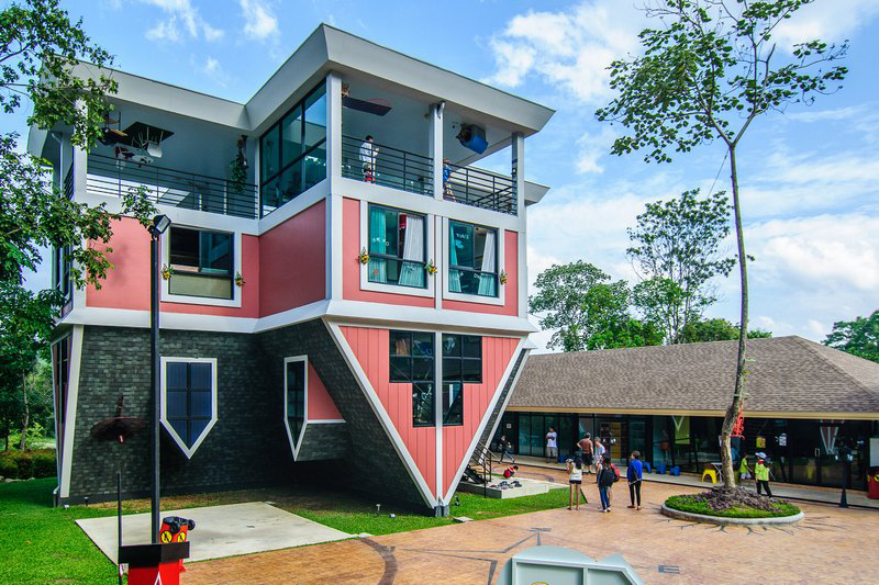 Business Upside Down: The Upside-Down House Attraction
